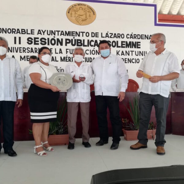 Entregan medalla al mérito ciudadano ‘Terencio Tah Quetzal’, durante el aniversario de Kantunilkin