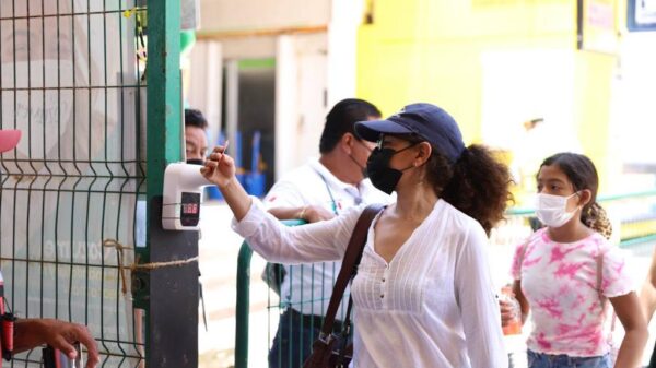 Horarios de cierre de negocios se mantienen pese a semáforo verde en la Zona Norte.