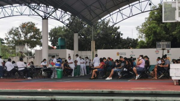 Cierra jornada de vacunación con gran afluencia en Cancún.