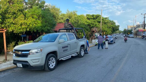 Isla Mujeres: Retiran decenas puestos ambulantes en la carretera al Parque Garrafón.
