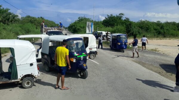 Mototaxistas del puerto de Chiquilá bloquean el acceso a autobuses.