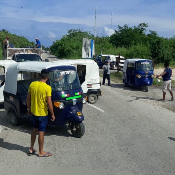 Mototaxistas del puerto de Chiquilá bloquean el acceso a autobuses.