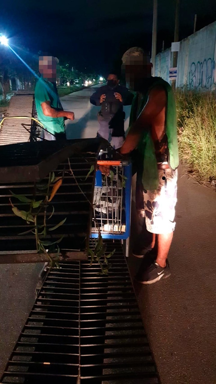 Cancún: Sorprenden a dos sujetos robando rejillas de alcantarillas; los detenidos hacían de las suyas en estacionamiento de plaza en la Nichupté.