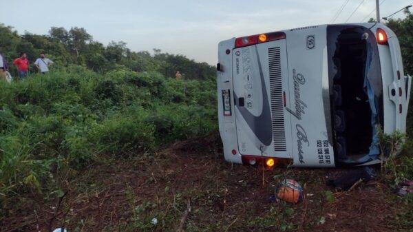 Muertos y heridos al volcar autobús turístico en Felipe Carrillo Puerto (VIDEO).