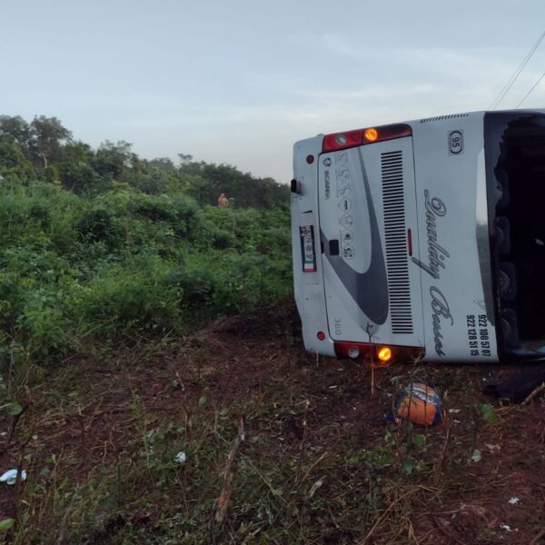 Muertos y heridos al volcar autobús turístico en Felipe Carrillo Puerto (VIDEO).