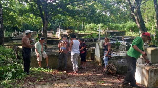 Día de Muertos: Realizan limpieza en el camposanto de El Ideal.