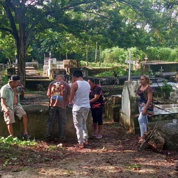 Día de Muertos: Realizan limpieza en el camposanto de El Ideal.