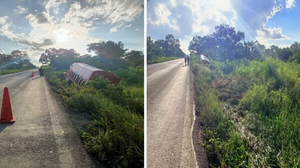 Camión de carga se sale de la carretera en la vía Cancún-Mérida.