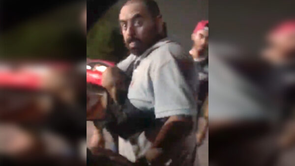 Video: Exhiben a presuntos empleados municipales de Cancún amenazando con pistola a automovilista