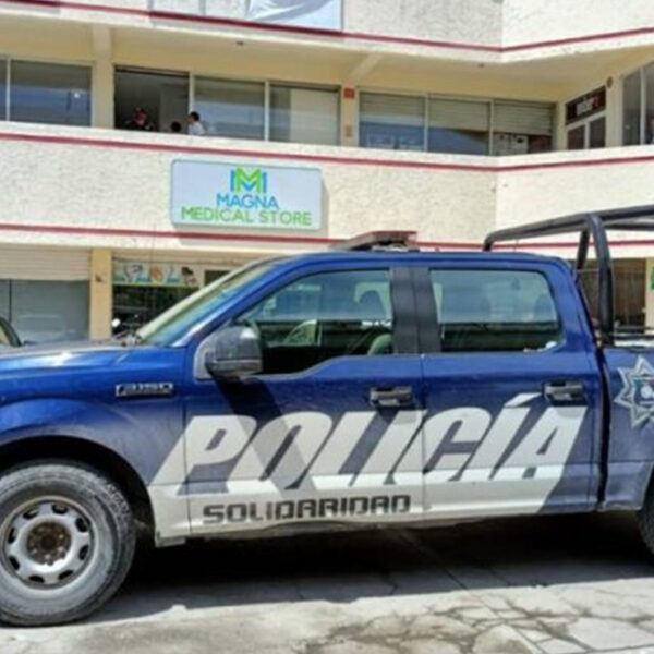 Con lujo de violencia, asaltan negocio en Playa Del Carmen