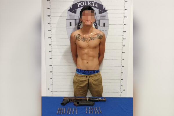 Cancún: Cae en la Región 247 un sujeto con un arma de fuego larga.