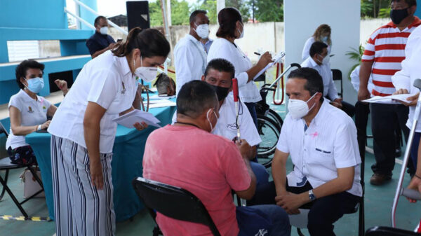 Carlos Joaquín atiende a vecinos de Bacalar en la audiencia “Platícale al gobernador”