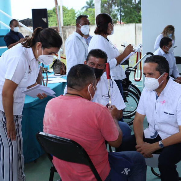 Carlos Joaquín atiende a vecinos de Bacalar en la audiencia “Platícale al gobernador”