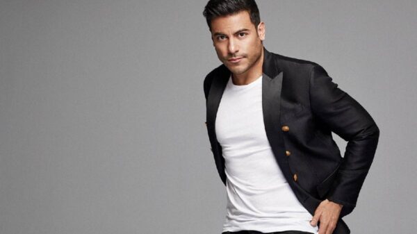 ¿Salió del clóset? Carlos Rivera podría pagarle dinero a dos hombres