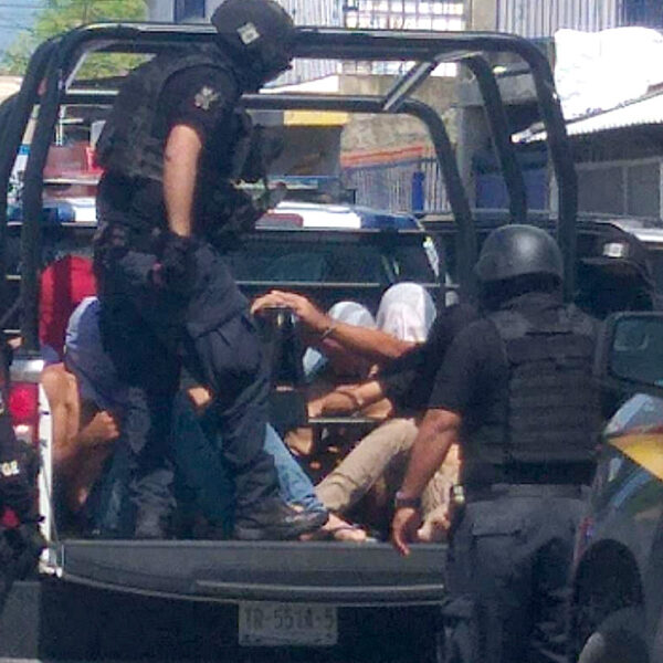 Detienen a 9 personas y aseguran maleta de drogas en Playa Del Carmen