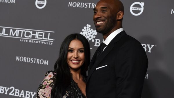 Exigen prueba psicológica a viuda de Bryant tras denuncia por fotos del accidente donde murió su esposo e hija