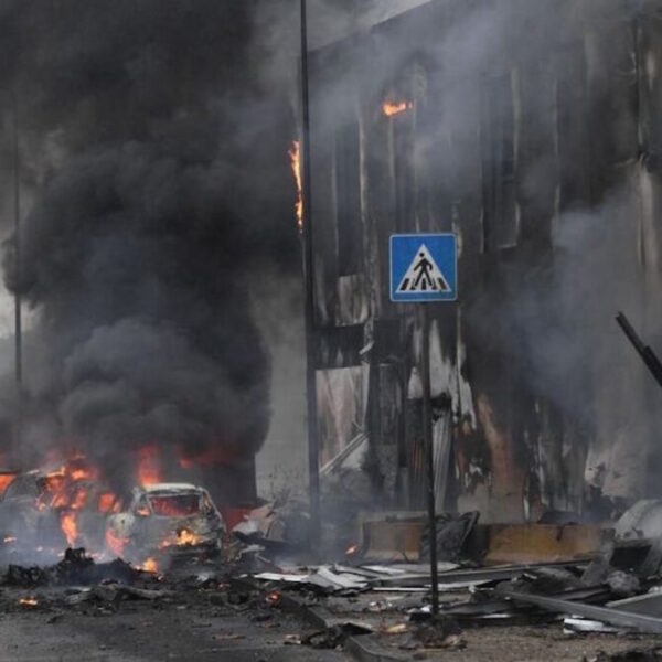 Se estrella avioneta en edificio en Milán; deja 8 muertos