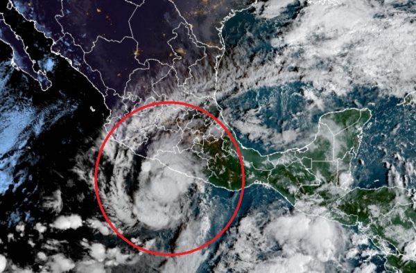 Huracán ‘Rick’ provoca lluvias intensas en cinco estados del Pacífico.