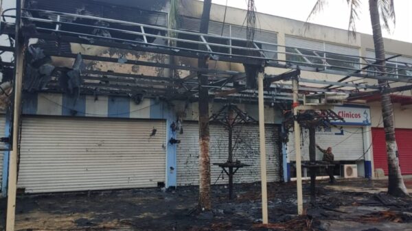 Cancún: Incendian La Palapita de la avenida Kabah.