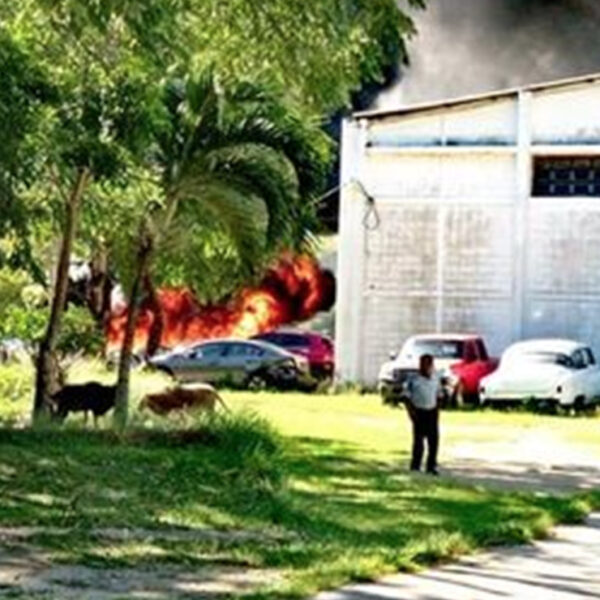 Llamas arrasan con taller automotriz en Chetumal