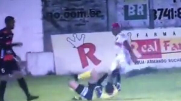 Detienen a futbolista por patear la cabeza del árbitro (video)