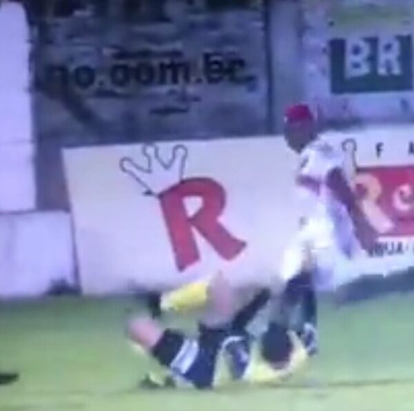 Detienen a futbolista por patear la cabeza del árbitro (video)