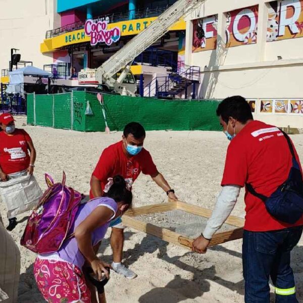Coca-Cola limpia playas de Cancún con apoyo de voluntarios