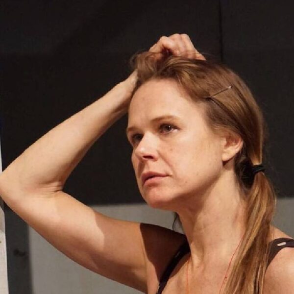 Nailea Norvind se desnuda por completo a sus 51 años de edad