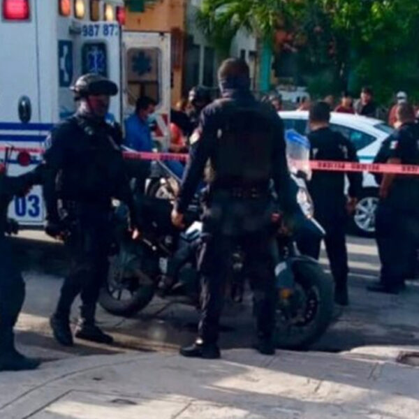 Policía dispara contra violento sujeto que lo agredió con un cuchillo