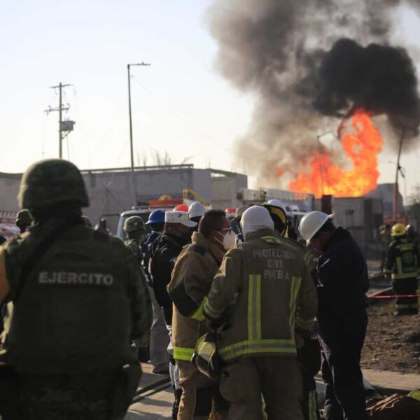 Lamenta AMLO tragedia por explosiones en ducto de gas en Puebla.