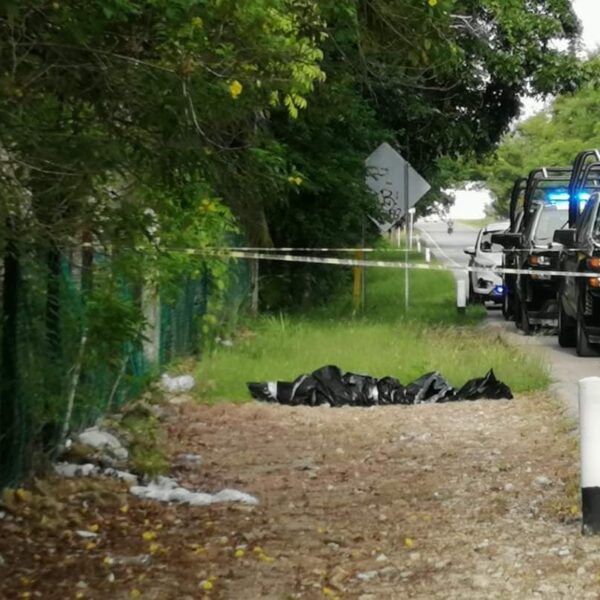 Dejan cadáver embolsado cerca de la Expofer en Chetumal.