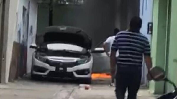 Incendian automóvil del vocalista de Puro Reyes