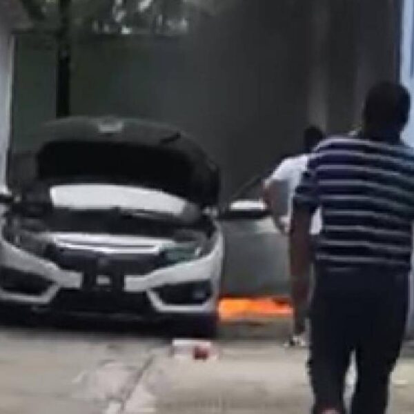 Incendian automóvil del vocalista de Puro Reyes