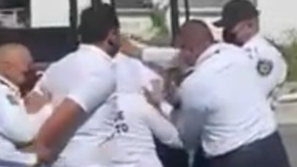 Protagonizan agentes de tránsito zafarrancho en agencia automotriz (VIDEO).