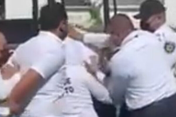 Protagonizan agentes de tránsito zafarrancho en agencia automotriz (VIDEO).