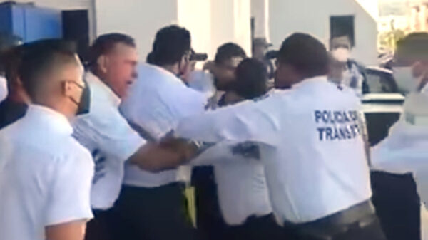 Suspenden a agentes de tránsito de Cancún tras zafarrancho en agencia automotriz