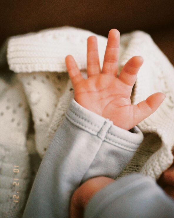 ¡Otra vez! Acusan a Paola Poulain de vender fotos del hijo de Yuya y Siddhartha