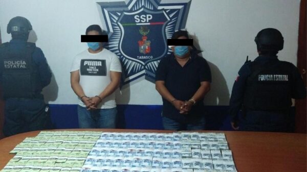 En Tabasco detienen a dos sujetos con 7 mdp y una camioneta robada.