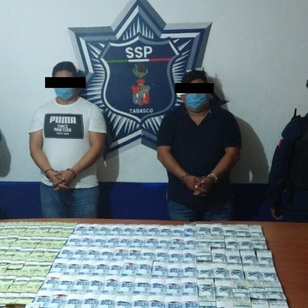En Tabasco detienen a dos sujetos con 7 mdp y una camioneta robada.