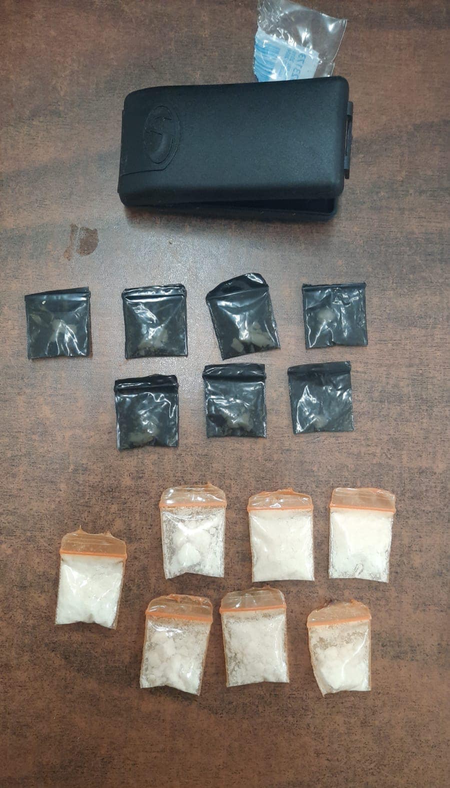 En Playa del Carmen cae taxista narcomenudista; intentó evitar la revisión policiaca y tras una persecución fue asegurado y le decomisaron drogas.