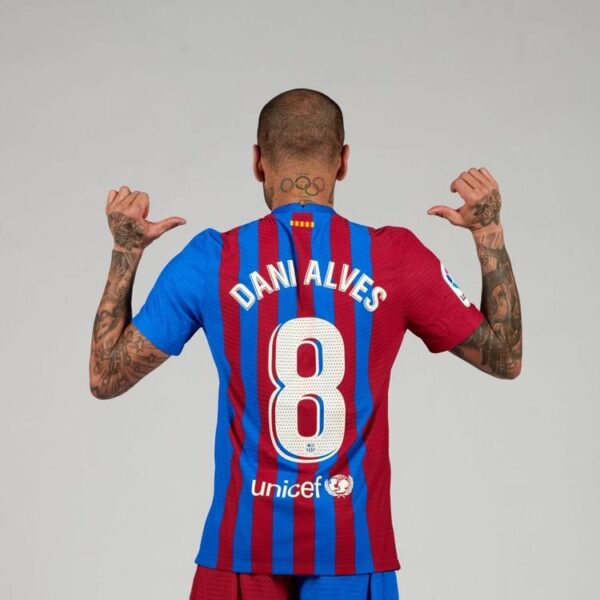 ¿Por qué Dani Alves jugará con el 8 en Barcelona?