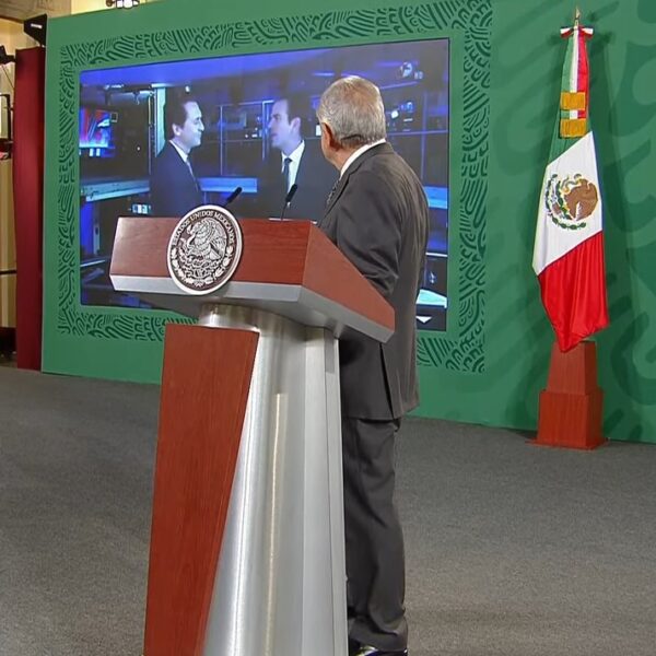 Exhiben a Loret de Mola y Latinus con un nuevo falso reportaje