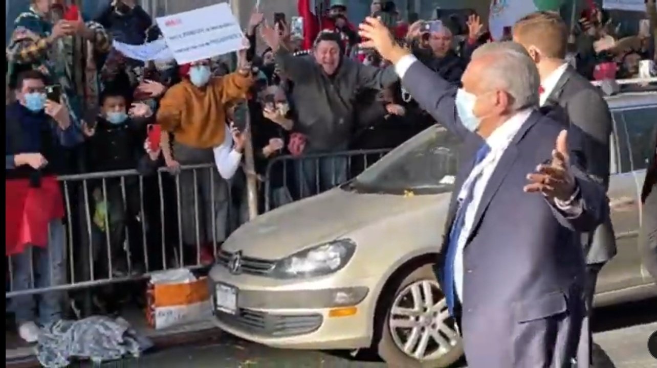 El Presidente de México a su salida del hotel rumbo a las oficinas de la ONU en Nueva York, siendo vitoreado por nuestro compatriotas en las calles neoyorkinas.