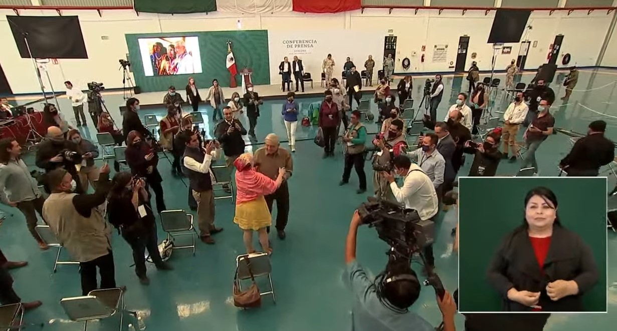 Beatriz Aldaco, titular del Instituto de Cultura del gobierno de Sonora, recibió un abrazo afectuoso de parte del Presidente Andrés Manuel López Obrador.