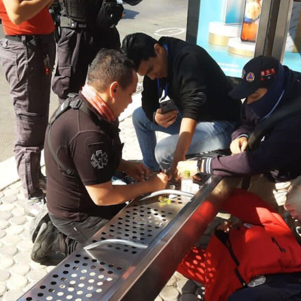 Se le atora su dedo en una banca y ocasiona tremenda movilización