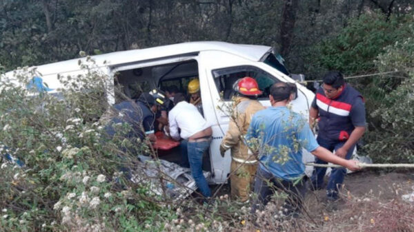 Aparatoso choque entre combi y tráiler deja seis personas muertas