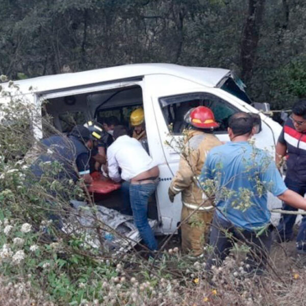 Aparatoso choque entre combi y tráiler deja seis personas muertas