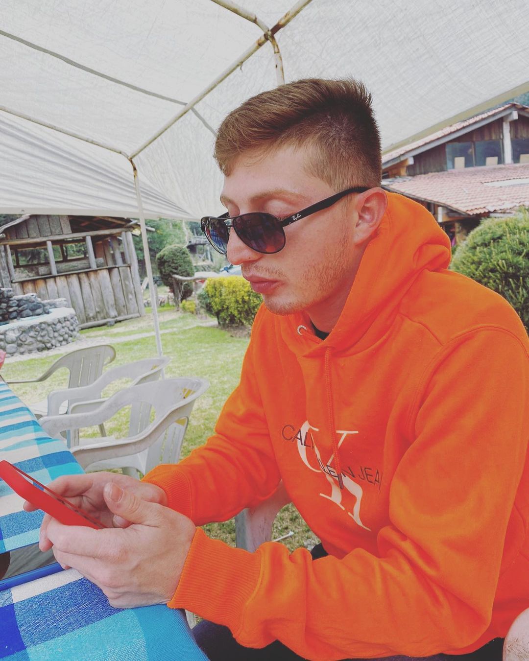 Acusan a mujer policía de publicar videos privados de Octavio Ocaña