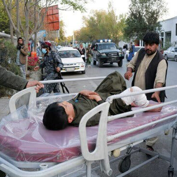 Estado Islámico vuela hospital militar en Kabul, hay 25 muertos