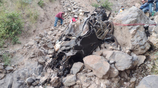 Dos vehículos caen en un barranco; reportan seis muertos